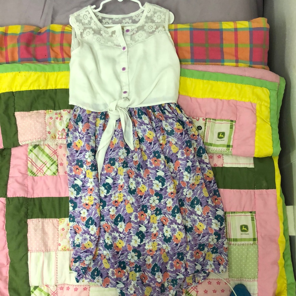 This dress is very pretty and I think your kids will like it